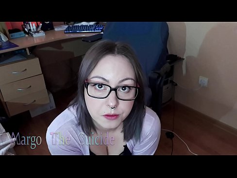 ❤️ Секси девојка со наочари длабоко го цица дилдото на камерата ❌ Секс видео кај нас
