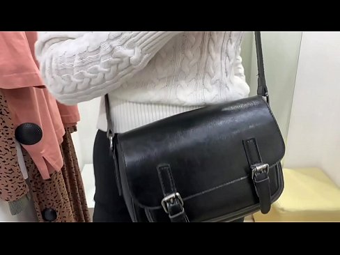 ❤️ Јавна мастурбација на младата кучка FeralBerry со дилдо во фитинг просторијата ❌ Секс видео кај нас